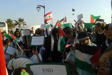 وقفة تضامنية مع أبناء غزة في الرملة البيضاء بالعاصمة اللبنانية بيروت 