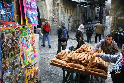 القدس.. الاحتلال يعتدي بالضرب ويعتقل 4 من بائعي الكعك