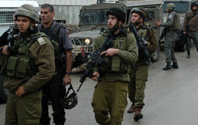 قوات الاحتلال تعتقل مواطنا من صوريف شمال الخليل