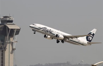 طائر مجهول يصطدم بطائرة ويثقب مقدمتها