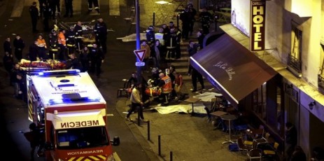 هولاند: نحو تمديد حالة الطوارئ.. الكشف عن هوية 3 من مهاجمي باريس