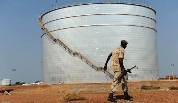 القتال وتراجع الأسعار يخفضان إيرادات جنوب السودان من النفط