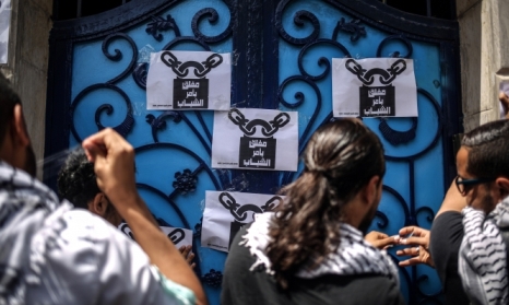 في ذكرى النكبة.. شبان يغلقون مراكز مؤسسات دولية بغزة