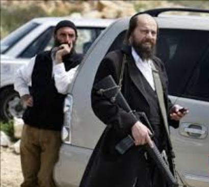 مستوطنون يعتدون على مواطن بالخليل