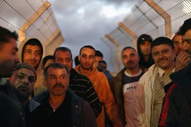 تحذيرات من الالتفاف على مستحقات العمال الفلسطينيين المحتجزة لدى الاحتلال