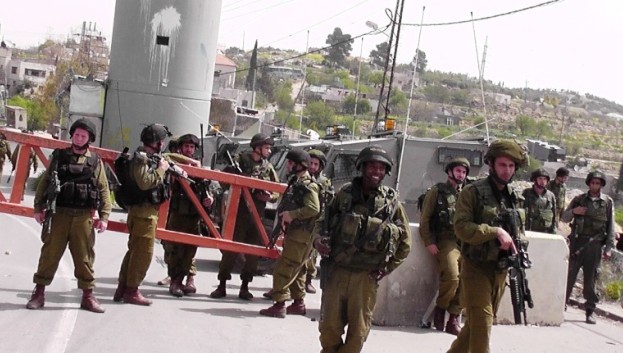 جنين... قوات الاحتلال تحتجز عدداً من المواطنين وينصب حواجز