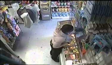 يسرق متجرا باستخدام موزة 