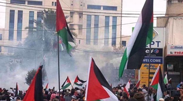 بينهم مراسلتنا... إصابات خلال قمع مسيرة في محيط السفارة الأميركية في لبنان