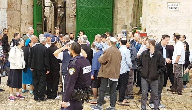 156 مستوطنا يقتحمون المسجد الأقصى بحماية قوات الاحتلال