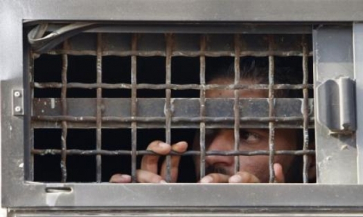 محدث.. الاحتلال يعزل 5 أسرى إداريين لإضرابهم عن الطعام