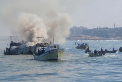 الاحتلال يعاود استهداف مراكب الصيادين في بحر غزة