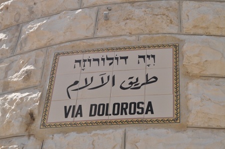 القدس المحتلة.. آلاف المسيحيين يشاركون في مسيرة الجمعة العظيمة 
