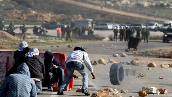 مواجهات بين شبان فلسطينيين وقوات الاحتلال على مدخل بيرزيت شمال رام الله