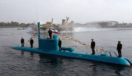 غواصة ايرانية تستطلع وتصور حاملة طائرات اميركية