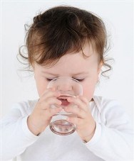 كيف ترطبين جسم طفلك في الصيف الحار؟