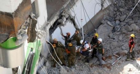 العمل: مصرع فلسطينيين اثنين جراء انهيار مبنى في تل أبيب