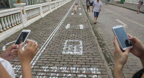 الصين: أول ممر في العالم لمدمني الهواتف المحمولة