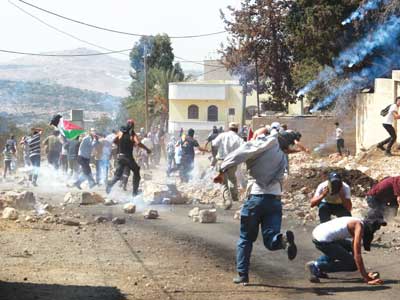 محدث: اندلاع مواجهات بين الفلسطينيين وقوات الاحتلال في مناطق متفرقة من الضفة