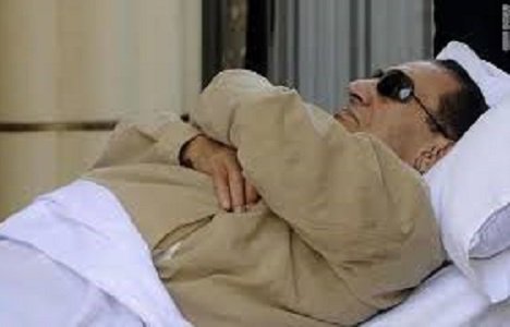 محامي الرئيس الأسبق: مبارك لم يتعرض لغيبوبة