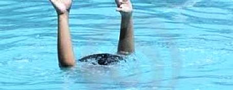 مصرع طفل في بركة سباحة وسط القطاع