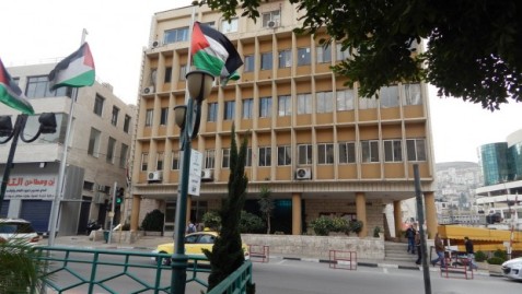 مجهولون يلقون قنبلتين على بلدية نابلس دون وقوع إصابات 