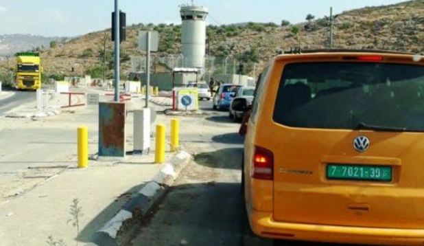 الاحتلال يوقف المواطنين ويستجوبهم على حاجز عناب في طولكرم