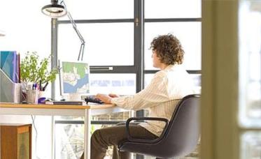 أخصائيون يحذرون من وضع شاشة الحاسوب أمام النافذة أثناء العمل