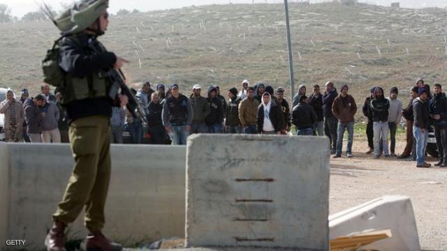 قوات الاحتلال تعتقل 28 عاملا فلسطينيا بدعوى الدخول 