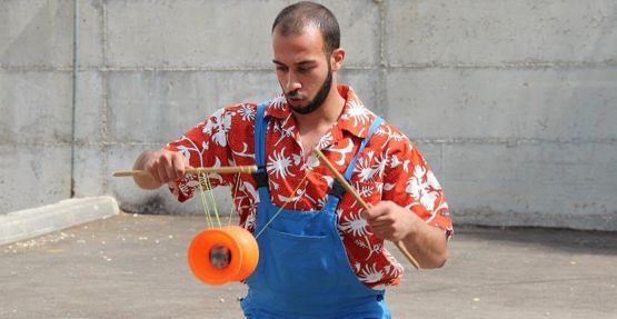 العفو الدولية تطالب بالإفراج عن فنان السيرك الفلسطيني أبو سخا