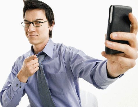 سقوط 5 أشخاص من أعلى سطح منزل بإسبانيا بسبب صورة 