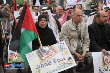 وقفة تضامنية مع الأسرى في خان يونس