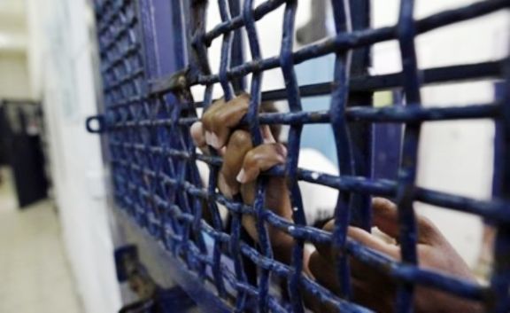 6 أسرى يدخلون أعواماً جديدة في سجون الاحتلال