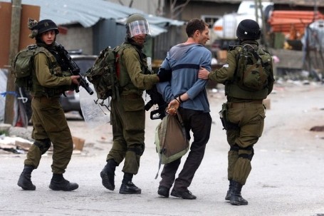 الاحتلال يعتقل 12 فلسطينيا من الضفة والقدس