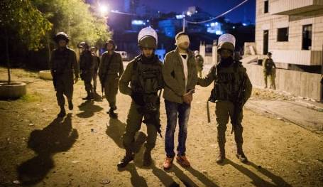 الاحتلال يعتقل 14 مواطنا من الضفة الغربية