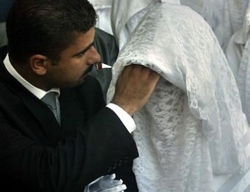 طلق عروسه فور رؤيته وجهها فى حفل الزفاف