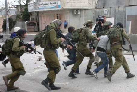 الاحتلال يعتقل 18 مواطنا من الضفة والقدس