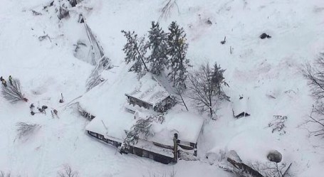 ايطاليا... 30 شخصا في عداد المفقودين جراء انهيار الجليدي