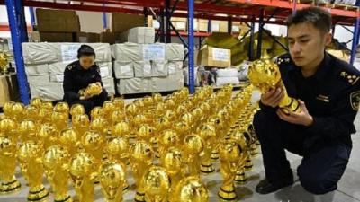 الصين تحبط عملية شحن قطع مزيفة من كأس العالم إلى ليبيا  