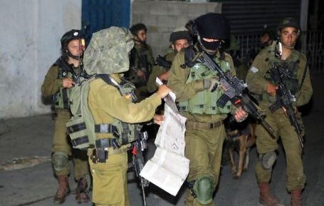 الاحتلال يعتقل 13 مواطنا من القدس والضفة الغربية