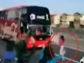 بالفيديو.. حافلة منتخب تشيلي كادت تصدم مشجعة