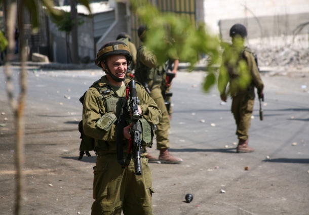 قوات الاحتلال تعتقل 10 فلسطينيين خلال عمليات دهم في الضفة