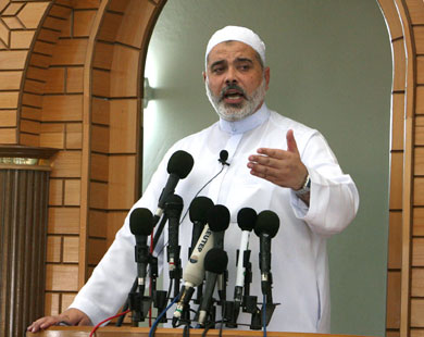  هنية: لن نقبل أن نتعامل مع أي قرار إقليمي أو دولي يمس سلاح المقاومة