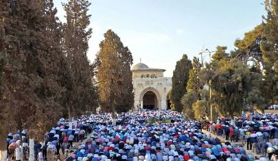 الآلاف يؤدون الصلاة في المسجد الأقصى المبارك