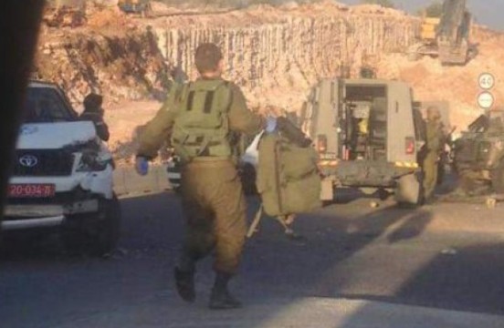 جيب عسكري للاحتلال يصدم سيارة فلسطينية شرق رام الله