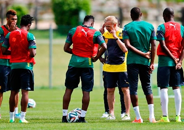 لاعبو الكاميرون يرفضون السفر إلى البرازيل 