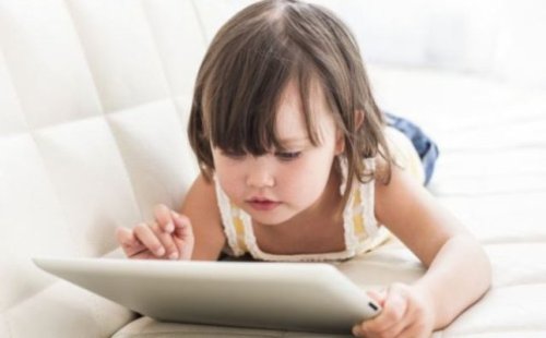 كيف تعلمين طفلكِ استخدام الوسائل التّكنولوجيّة