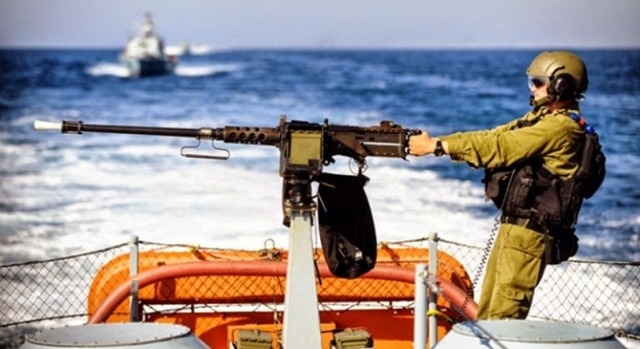 زوارق الاحتلال تستهدف الصيادين قبالة بحر غزة