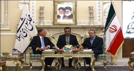 لاريجاني: على الحكومة البريطانية تغيير سلوكها تجاه ايران
