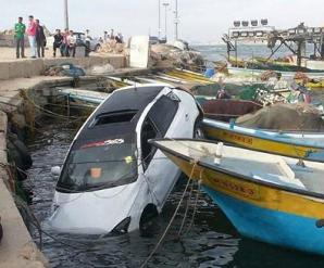 حادث سير غريب في مياه الميناء غربي غزة