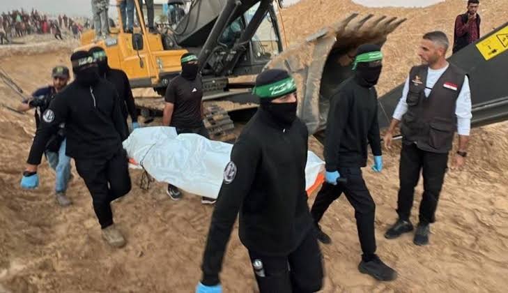 القسام تسلم جثامين.jpeg